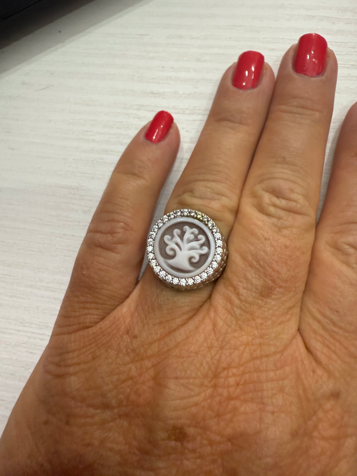 Anello albero della vita in cammeo montato in argento