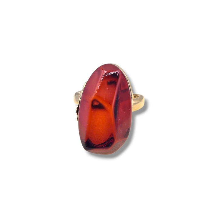 Anello ambra rossa montato in argento dorato