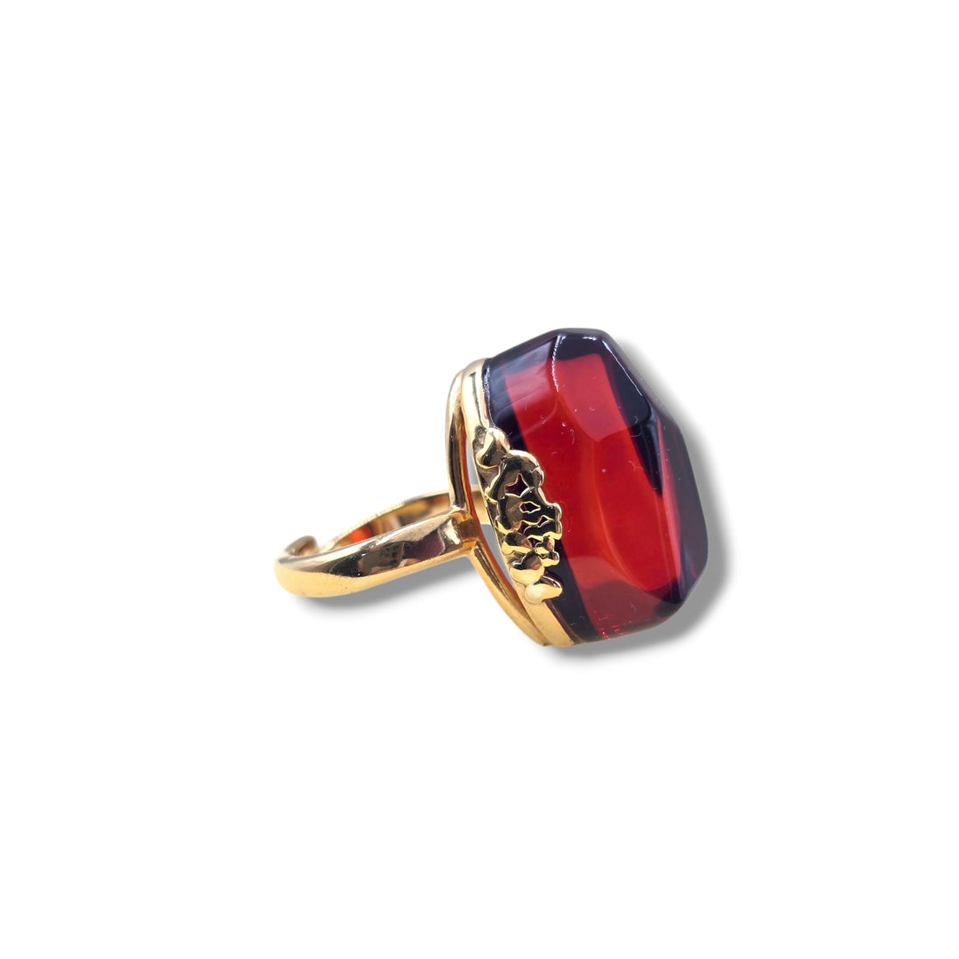 Anello ambra rossa montato in argento dorato