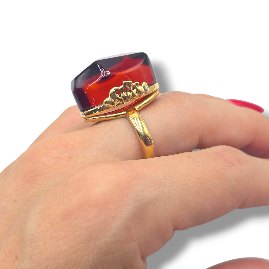 Anello ambra rossa montato in argento dorato
