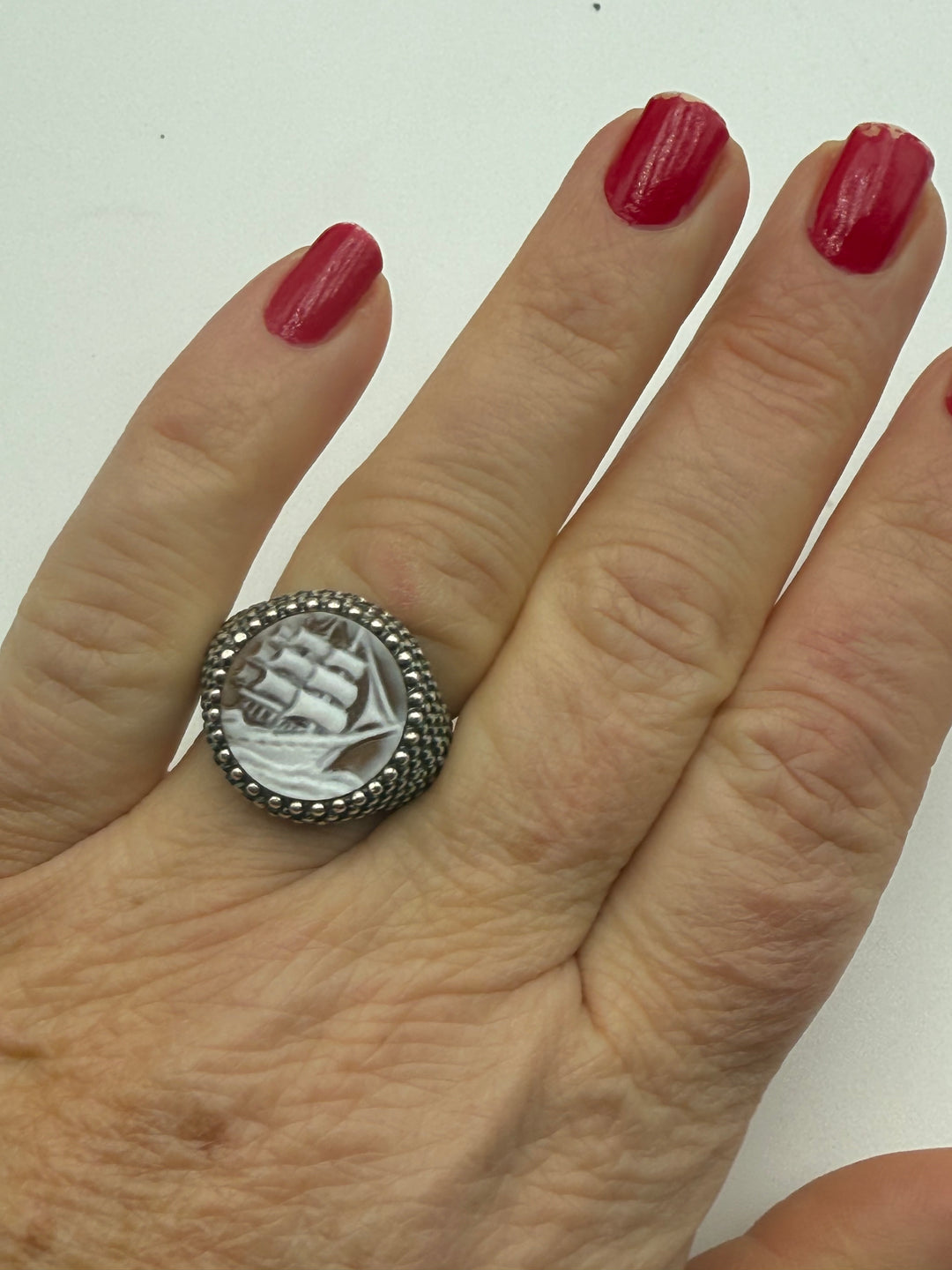 Anello veliero di cammeo montato in argento brunito