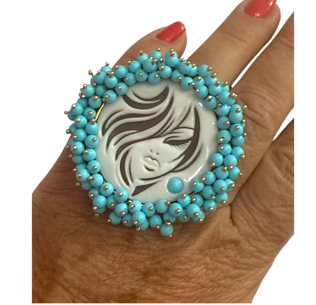 Anello “dama” Colorata con Cammeo, Madreperla Reale, Corallo e Tessitura in Pasta Turchese – Montata in Argento, Gioiello Artigianale Unico