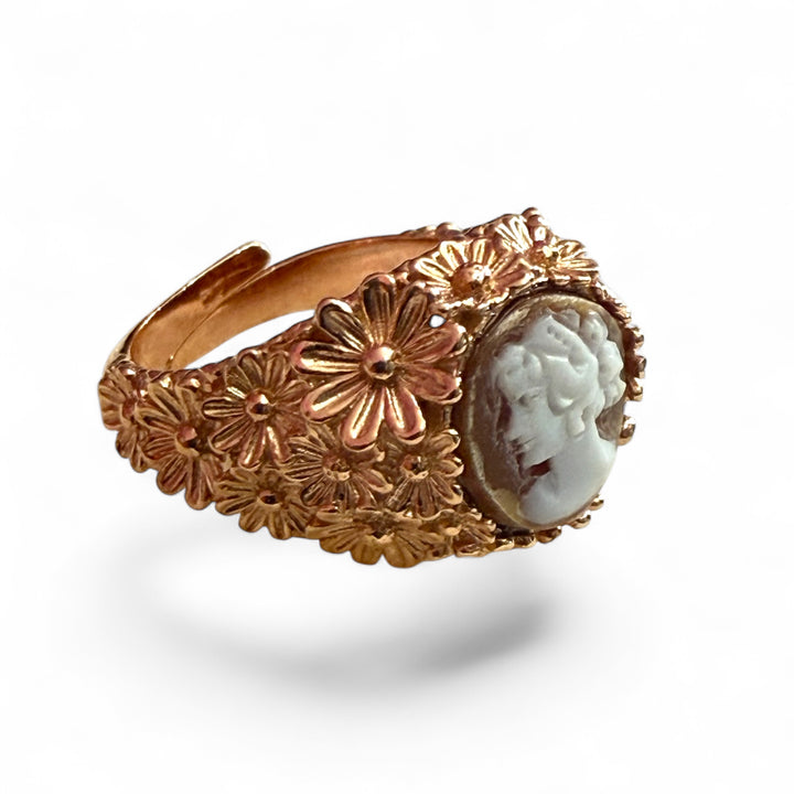 Anello dama di cammeo sardonico montato in argento rosato