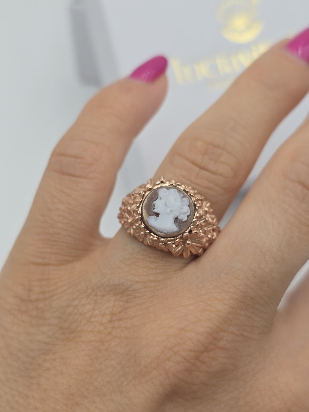 Anello dama di cammeo sardonico montato in argento rosato