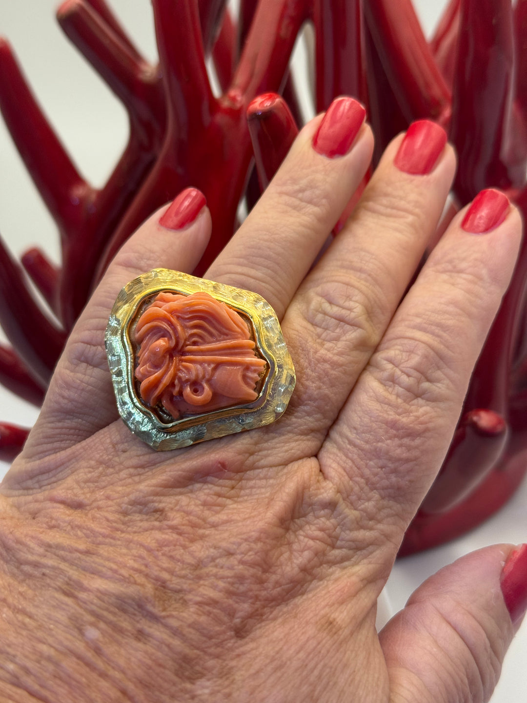 Anello “dea bendata” di corallo rosso Cerasuolo montato in argento placcato oro