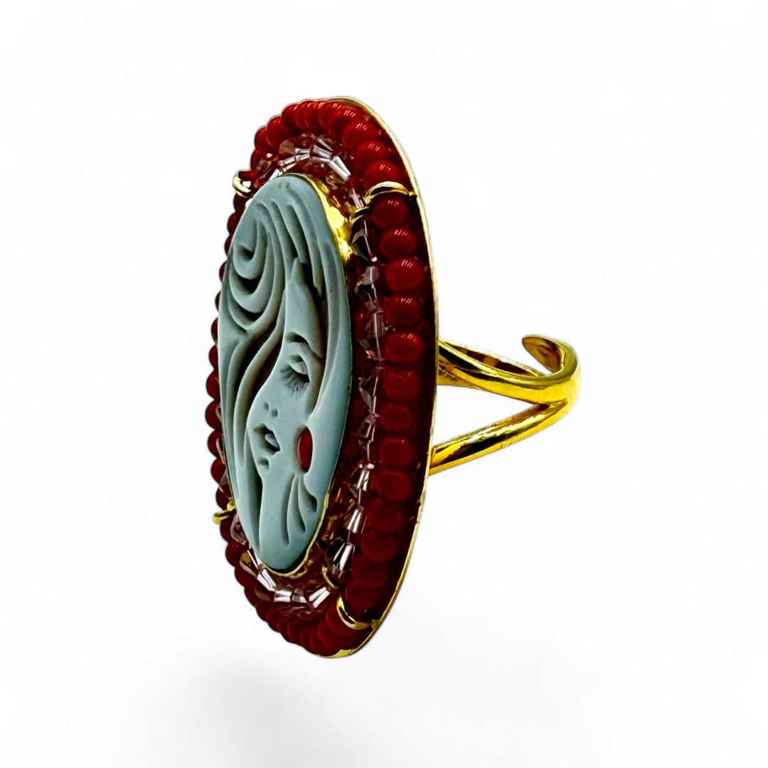 Anello Dea colorata di Cammeo sardonico con Corallo, Zirconi e Madreperla montato in Argento Dorato