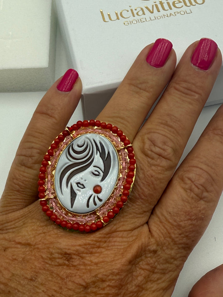 Anello Dea colorata di Cammeo sardonico con Corallo, Zirconi e Madreperla montato in Argento Dorato