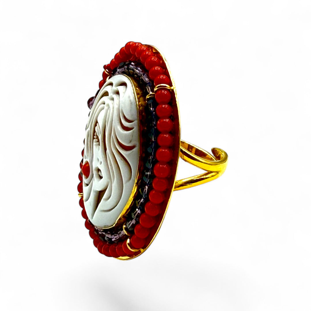 Anello Dea colorata di Cammeo sardonico con Corallo, Zirconi e Madreperla montato in Argento Dorato