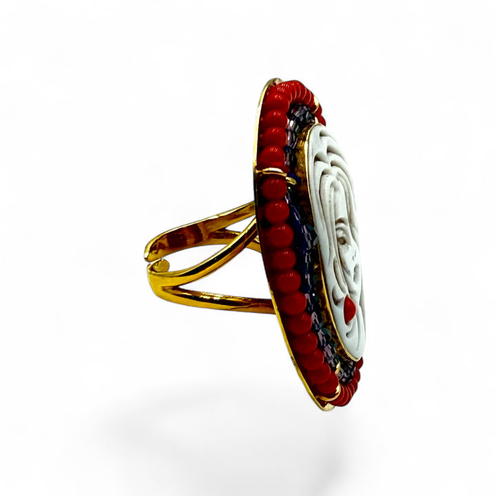 Anello Dea colorata di Cammeo sardonico con Corallo, Zirconi e Madreperla montato in Argento Dorato