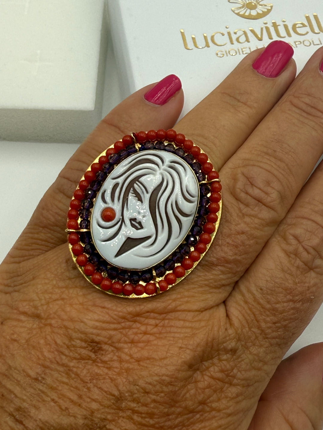 Anello Dea colorata di Cammeo sardonico con Corallo, Zirconi e Madreperla montato in Argento Dorato