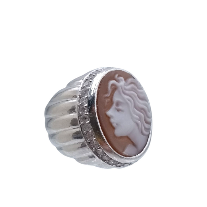 Anello "dea dell’ amore" di cammeo sardonico montato in argento