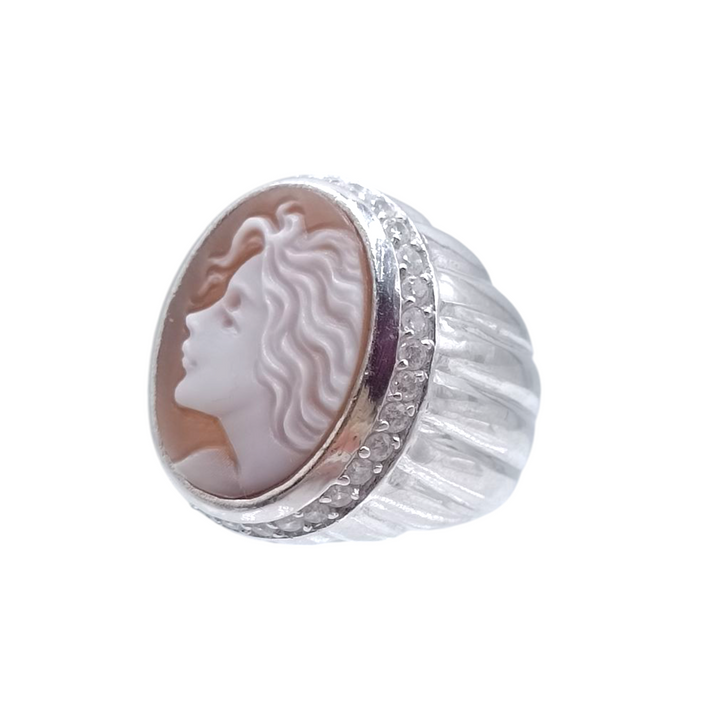 Anello "dea dell’ amore" di cammeo sardonico montato in argento