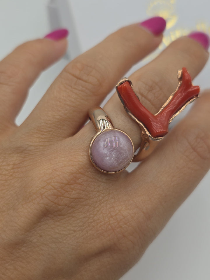 Anello di corallo rosso e kunzite montato in argento rosato