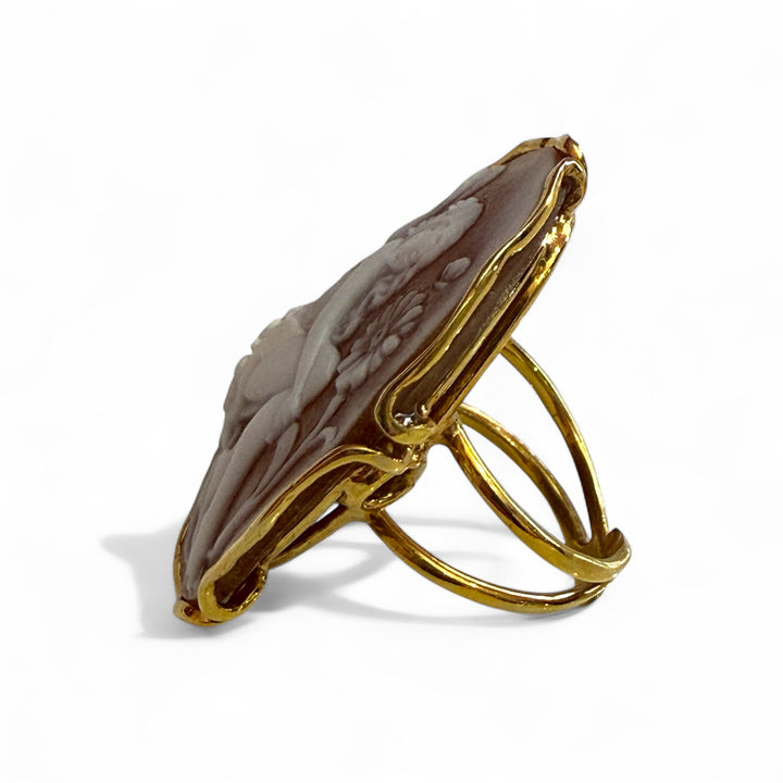 Anello fata dei fiori di cammeo sardonico montato in argento dorato