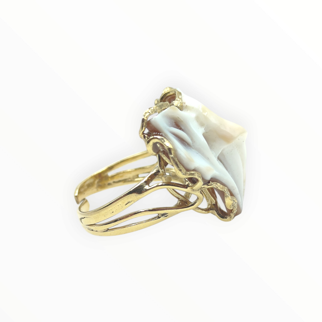 Anello "fiore calla" in cammeo sardonico montato su argento