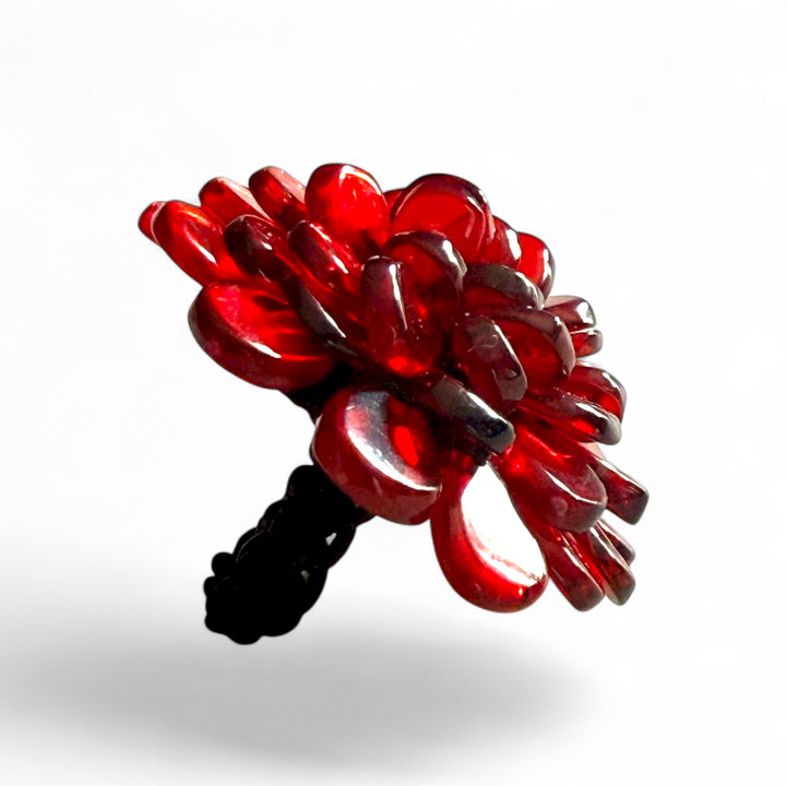 Anello “fiore” di ambra rossa montata in cotone