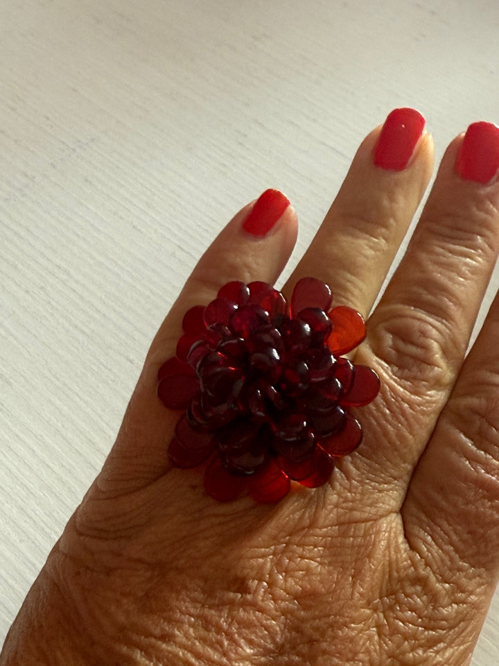 Anello “fiore” di ambra rossa montata in cotone