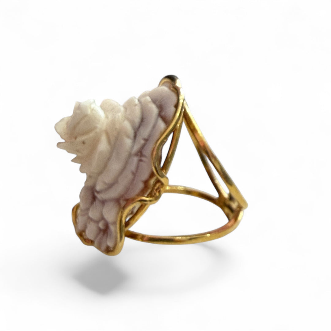 Anello fiore di cammeo montato in argento dorato
