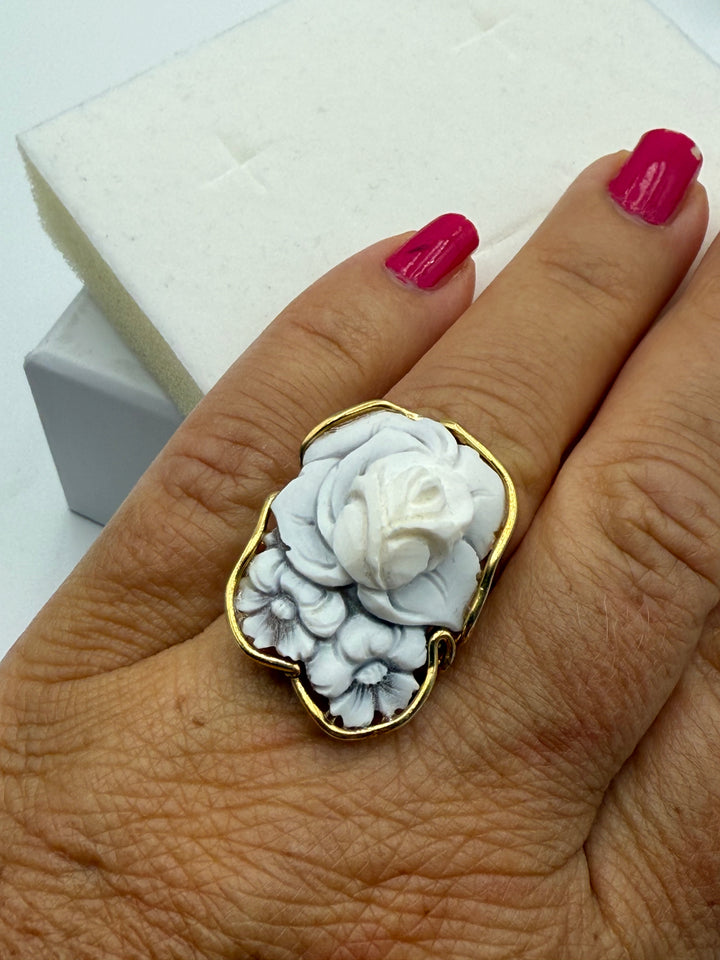 Anello “rosa” di cammeo montato in argento