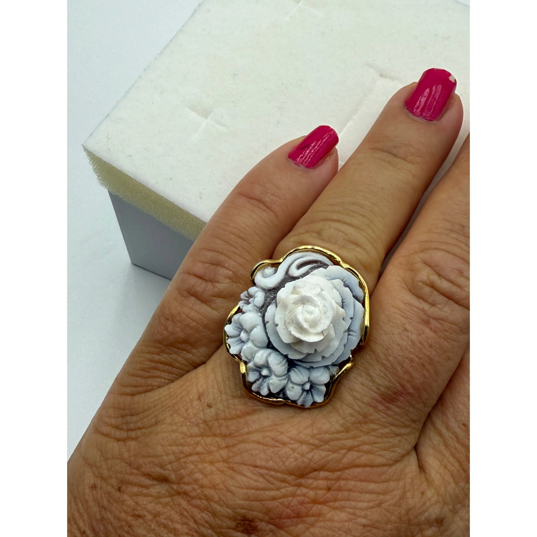 Anello fiore di cammeo montato in argento dorato