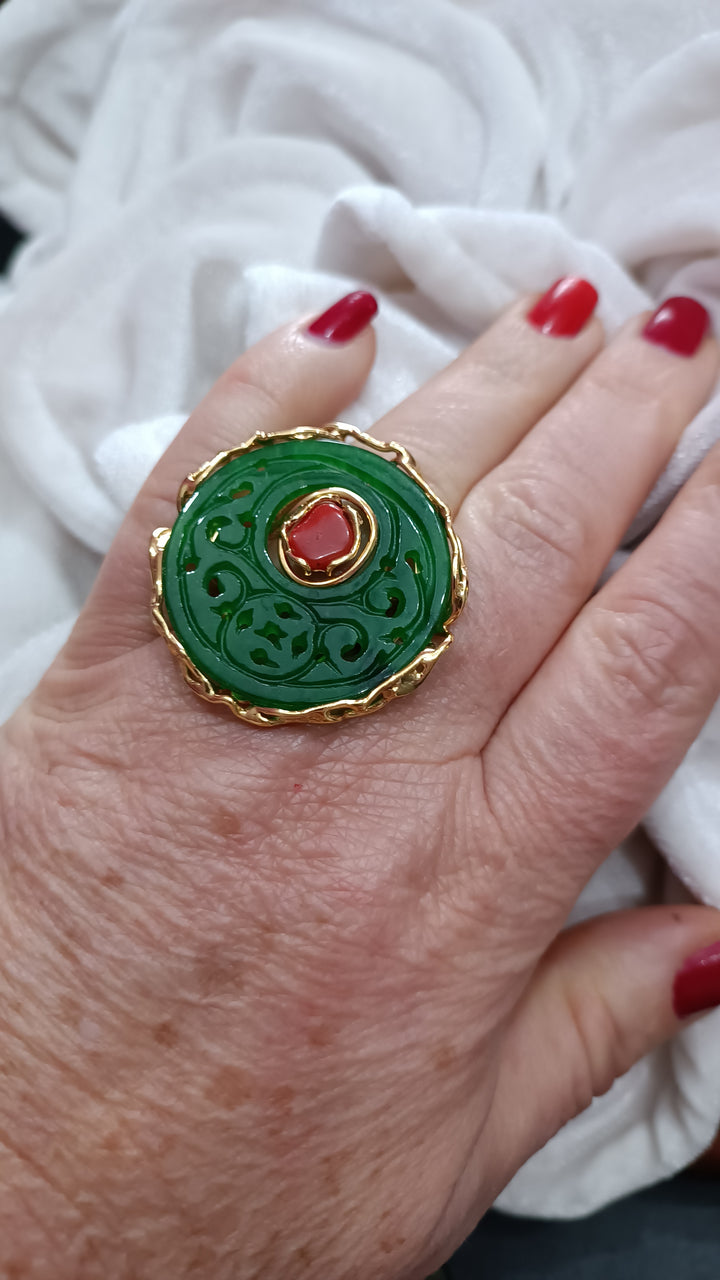 "Round" ring in jade and coral mounted on silver