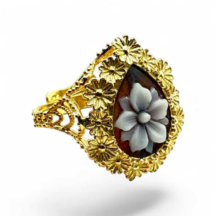 Anello goccia di cammeo montato in argento dorato