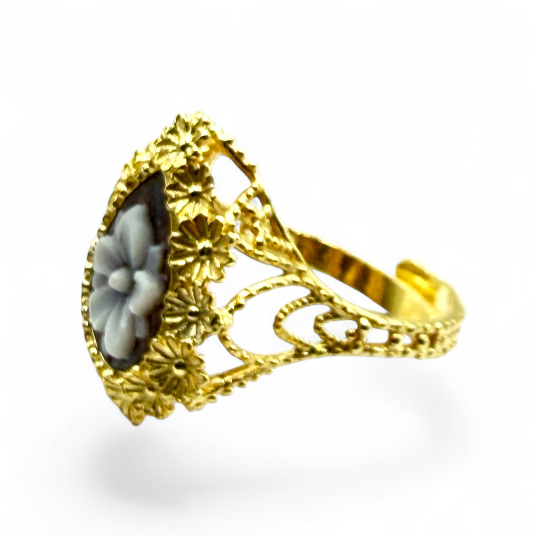 Anello goccia di cammeo montato in argento dorato