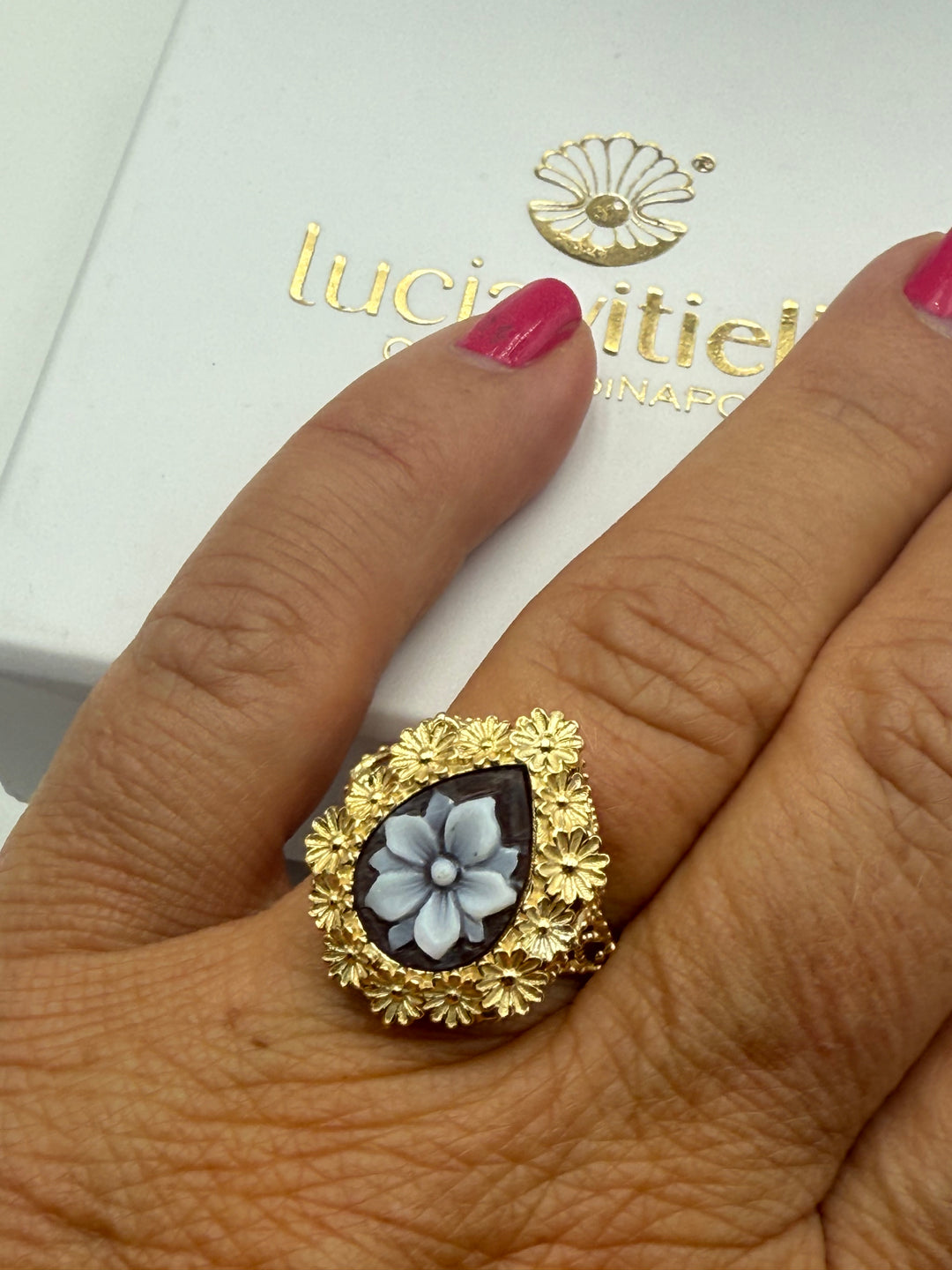 Anello goccia di cammeo montato in argento dorato