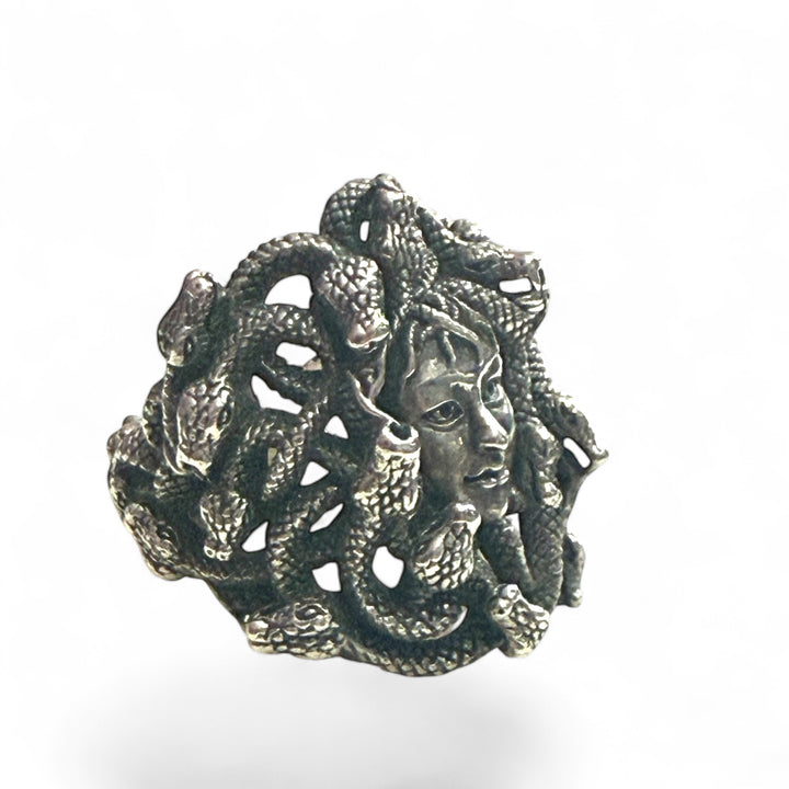 Anello “gorgonia medusa” in argento brunito