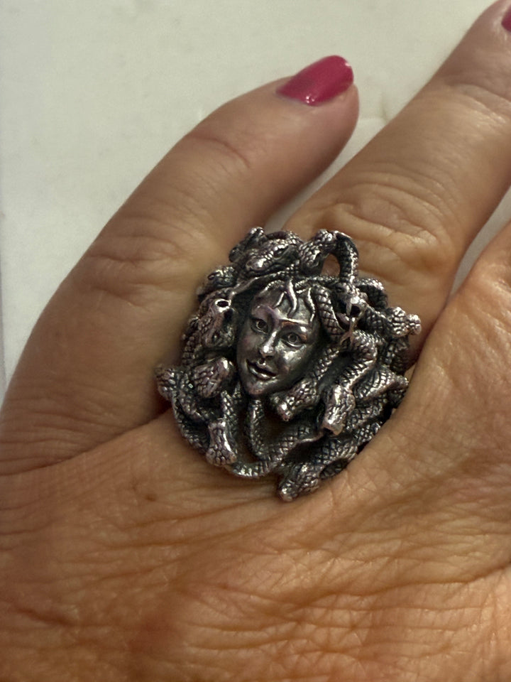 Anello “gorgonia medusa” in argento brunito