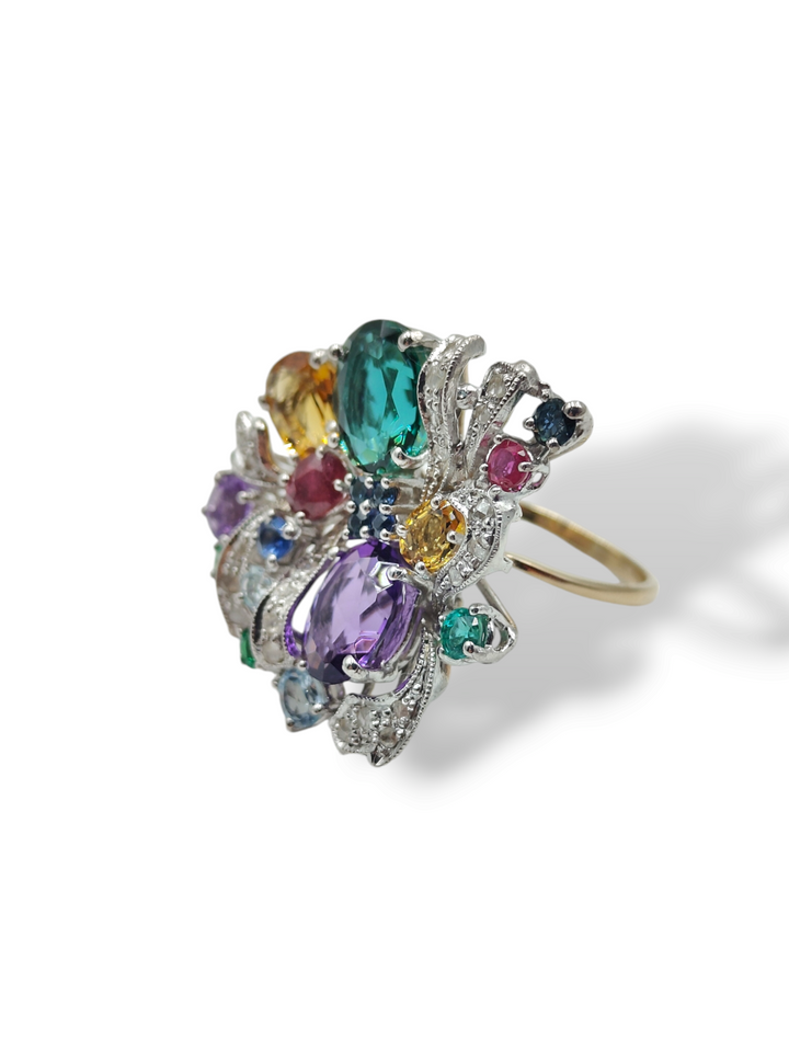 Anello in pietre preziose montato su oro