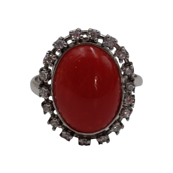 Oval ring in red coral mounted on silver