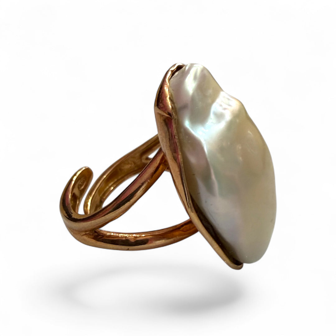 Anello perla barocca montata su argento ramato