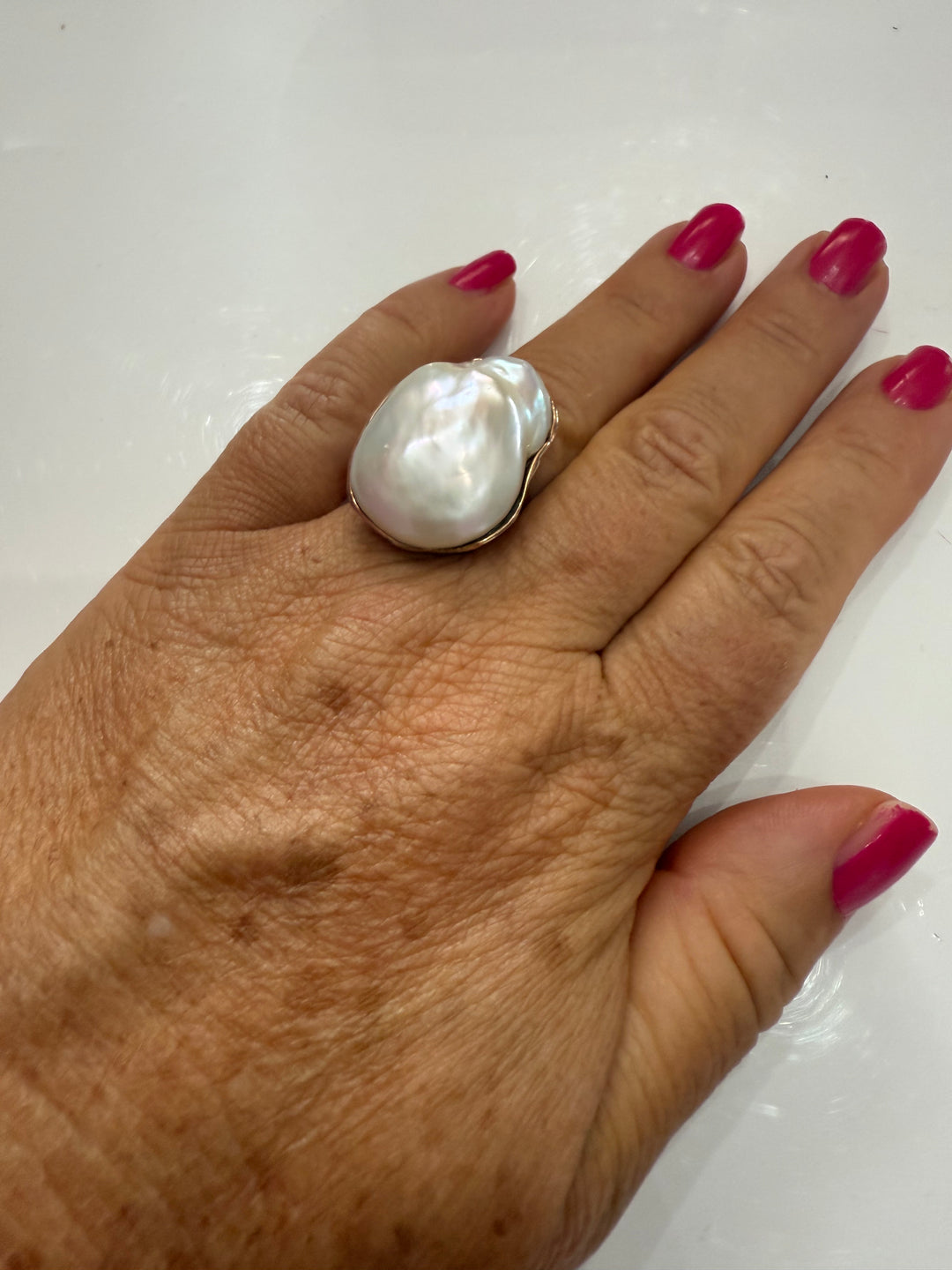 Anello perla barocca montata su argento ramato
