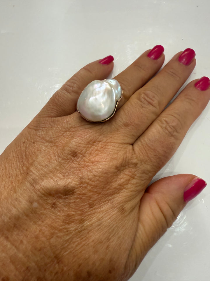 Anello perla barocca montata su argento ramato