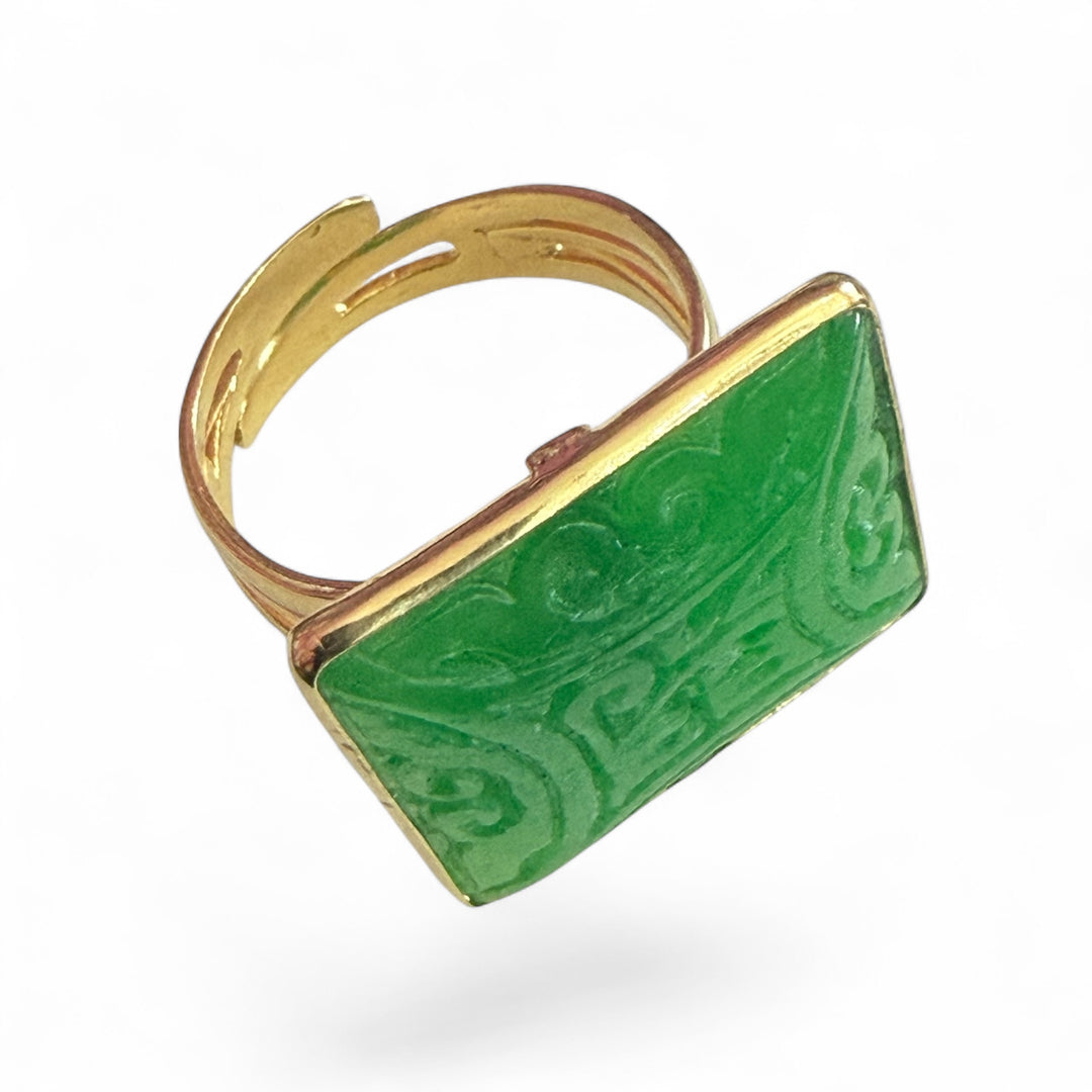 Anello “quadrato” di giada verde montato in argento