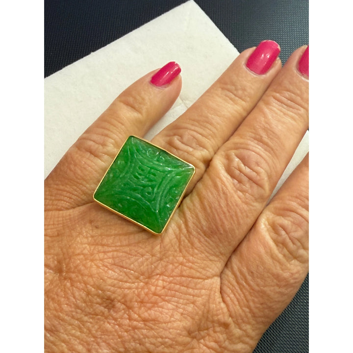 Anello “quadrato” di giada verde montato in argento