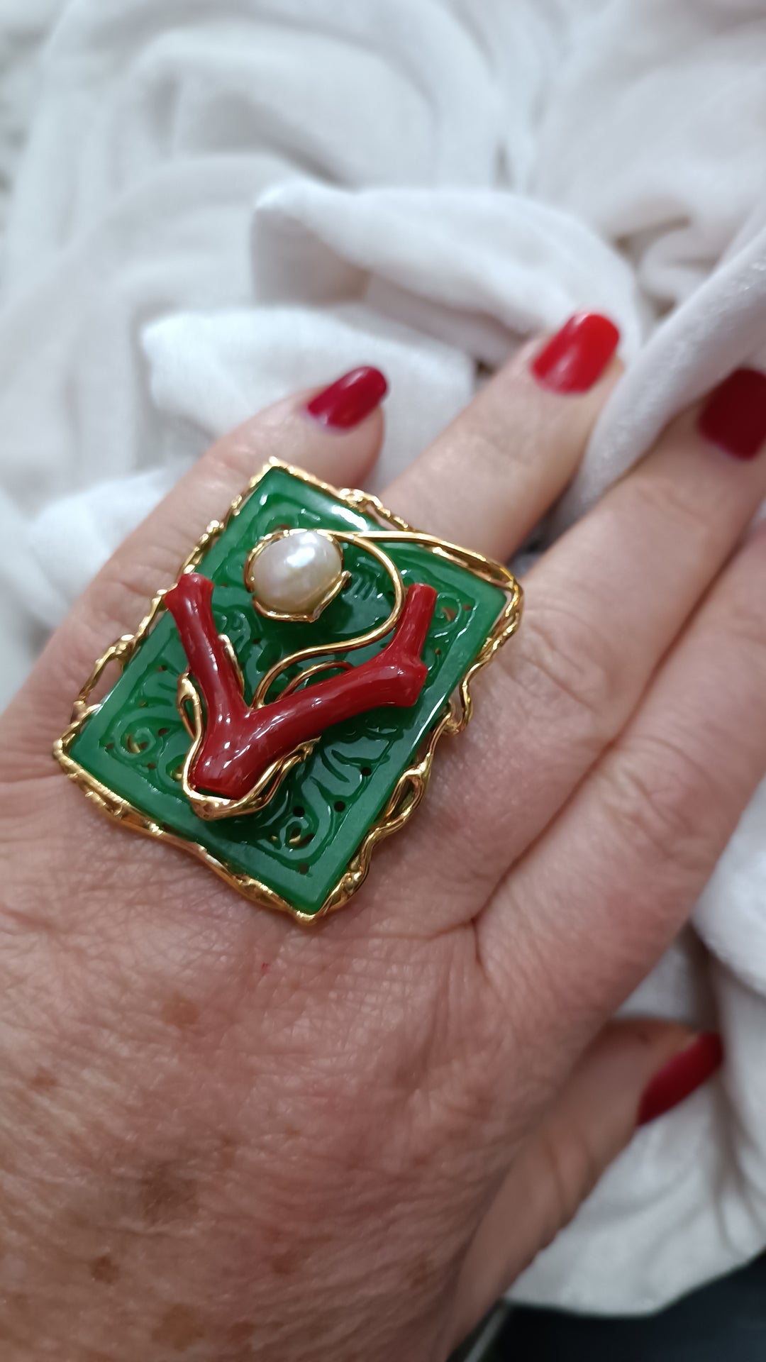 "Square" ring in green jade, coral and pearl mounted on silver