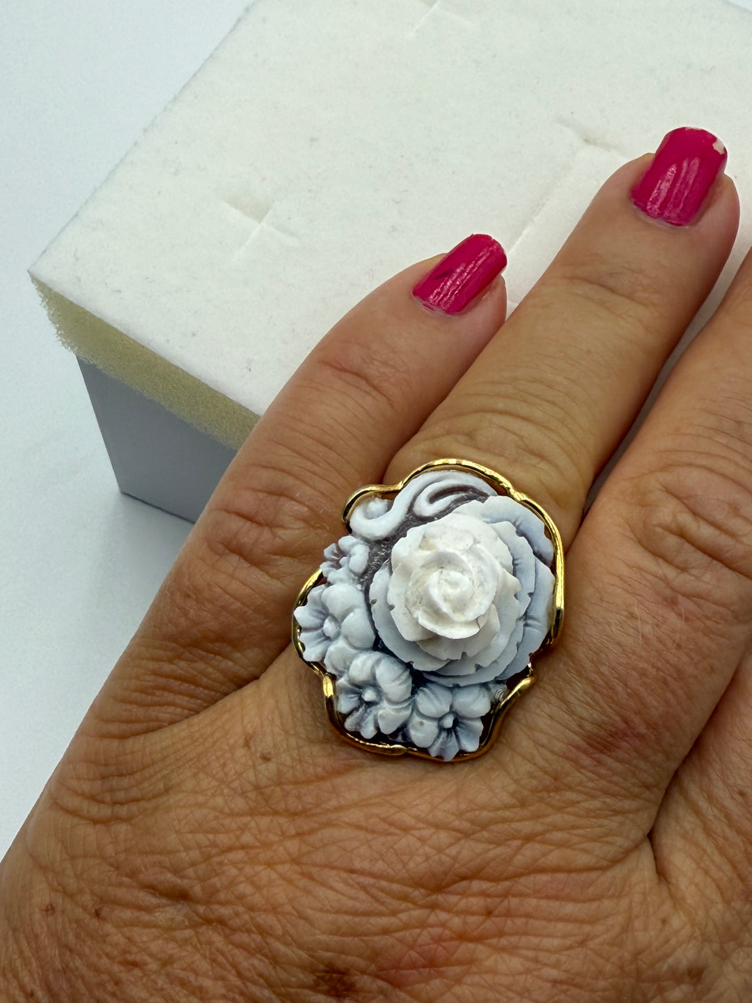 Anello fiore di cammeo montato in argento dorato
