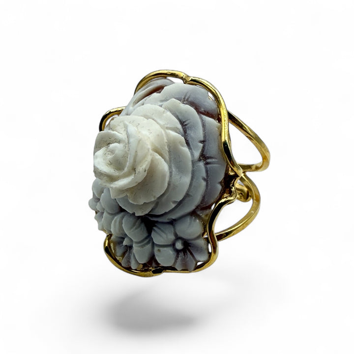 Anello fiore di cammeo montato in argento dorato