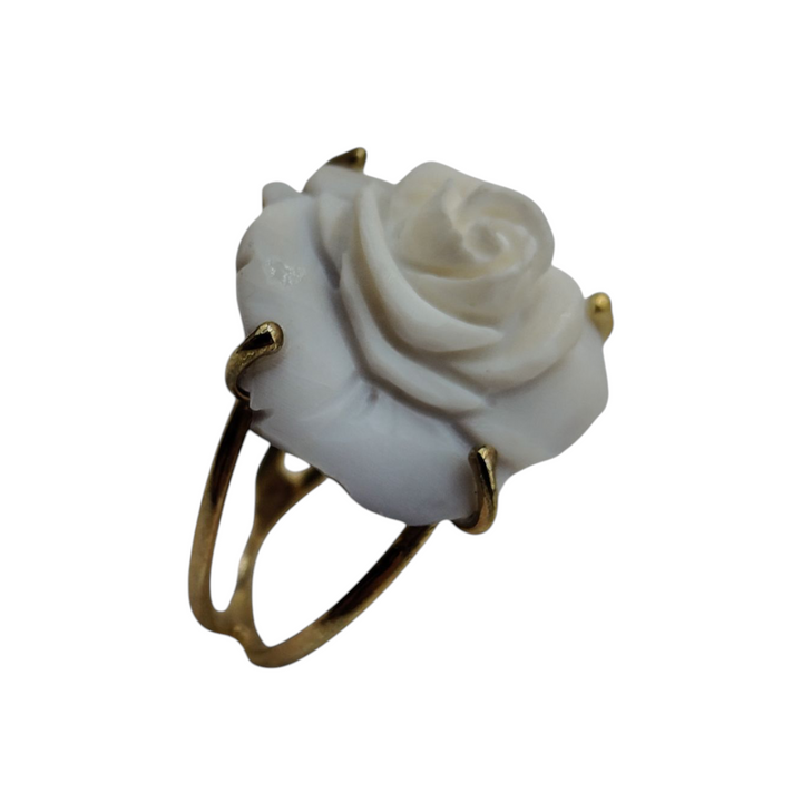Anello rosa in cammeo montato su argento