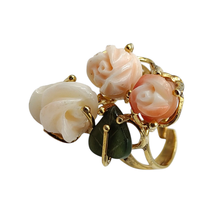 Anello roselline in corallo montato su argento