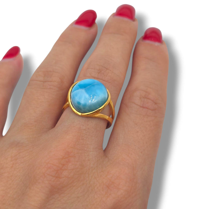 Anello rotondo Larimar montato in argento dorato