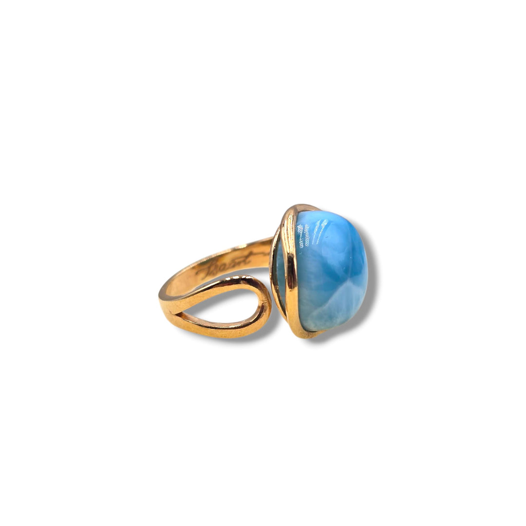 Anello rotondo Larimar montato in argento dorato
