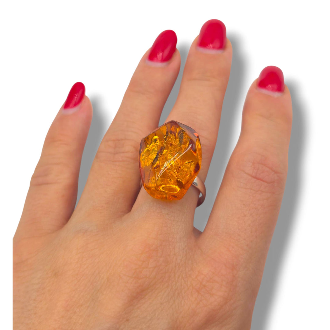 Anello sasso di ambra montato in argento