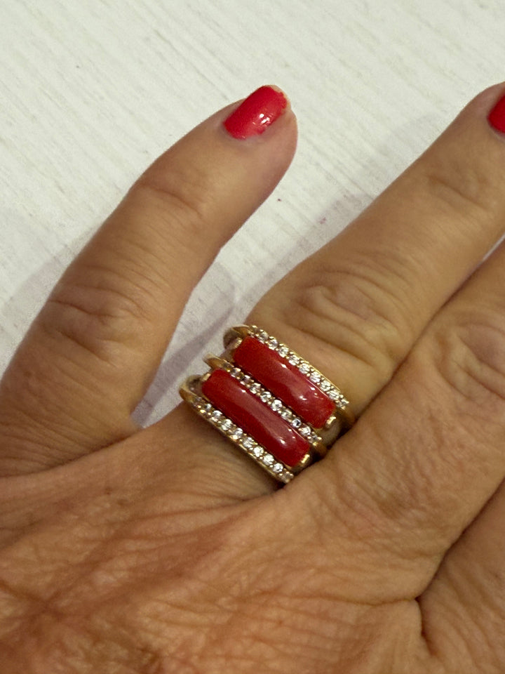 Anello toppa di corallo montato in argento