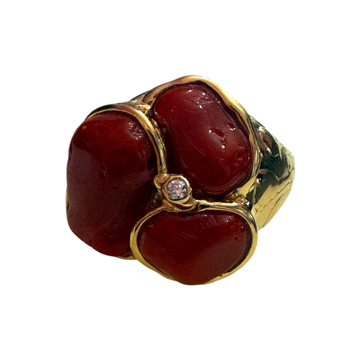Anello tris di corallo rosso montato in argento