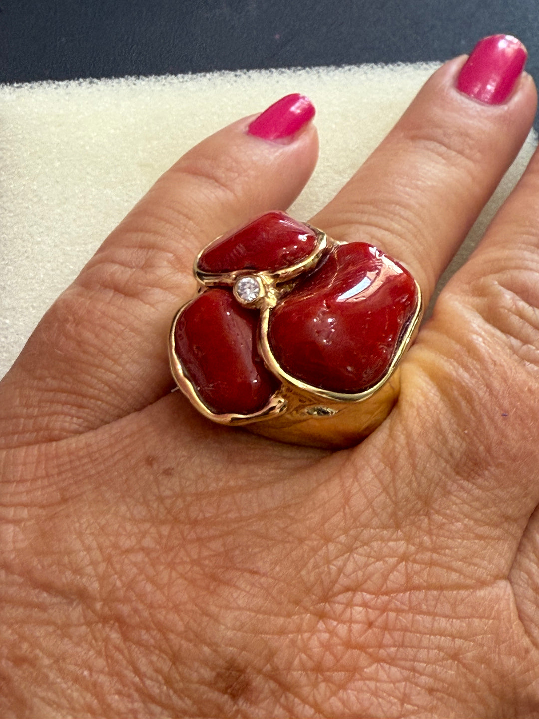 Anello tris di corallo rosso montato in argento