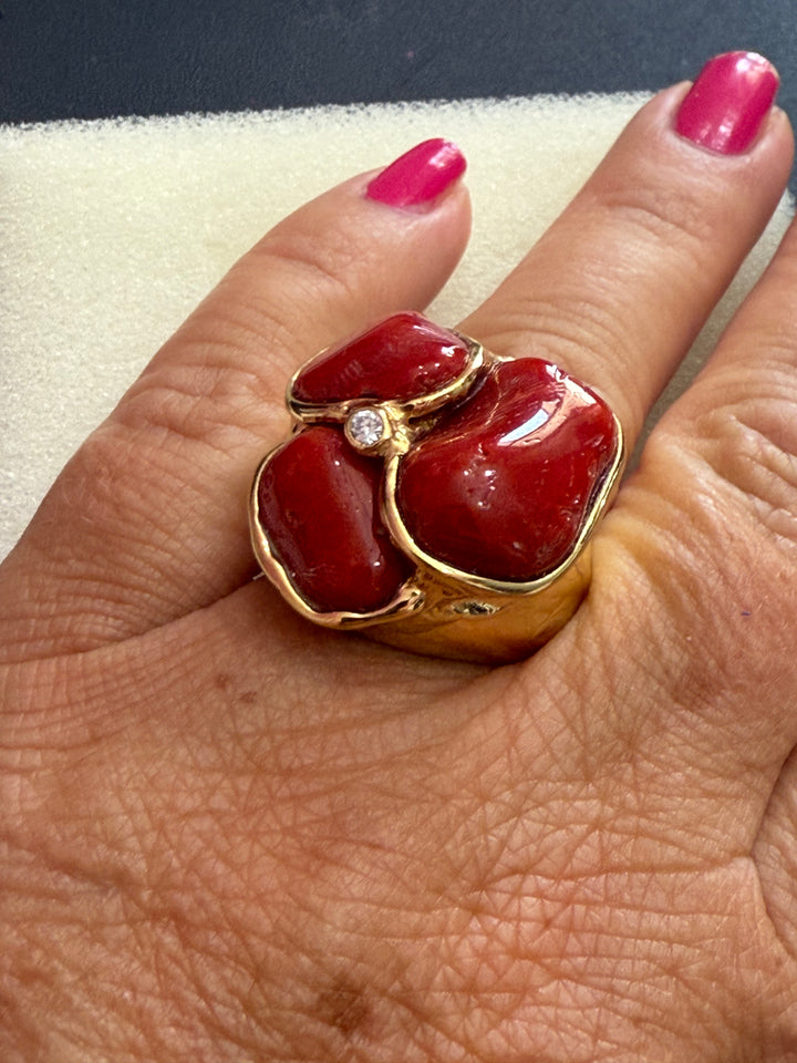 Anello tris di corallo rosso montato in argento