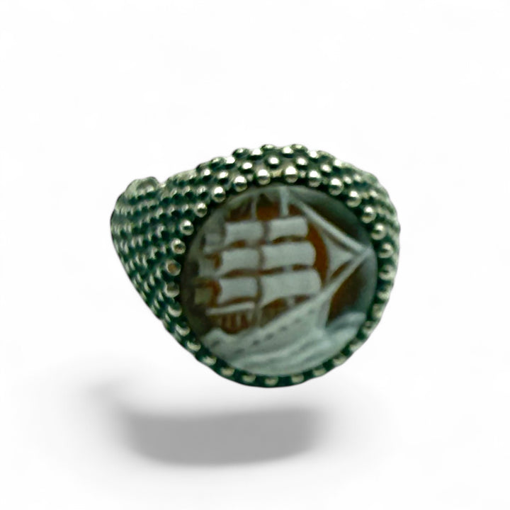 Anello veliero di cammeo montato in argento brunito